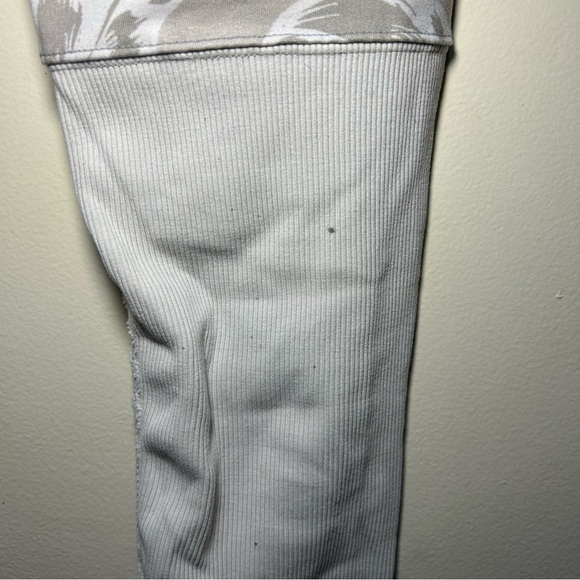 Alo Yoga Gray & White Goddess Leggings Size Medium - Picture 8 of 13